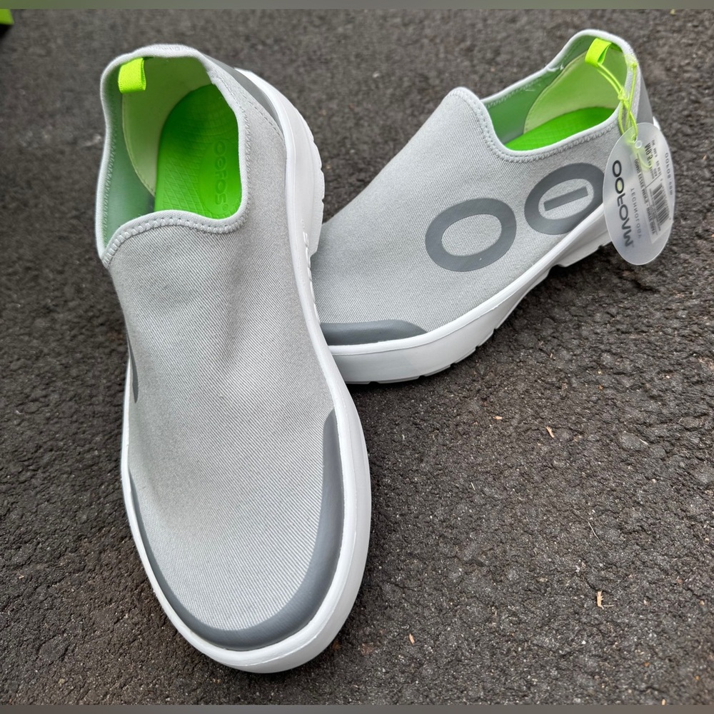 OOFOS OOmg eeZee Low Gray White Men Size 9.5 Knit Running Recovery Shoe/Sneaker